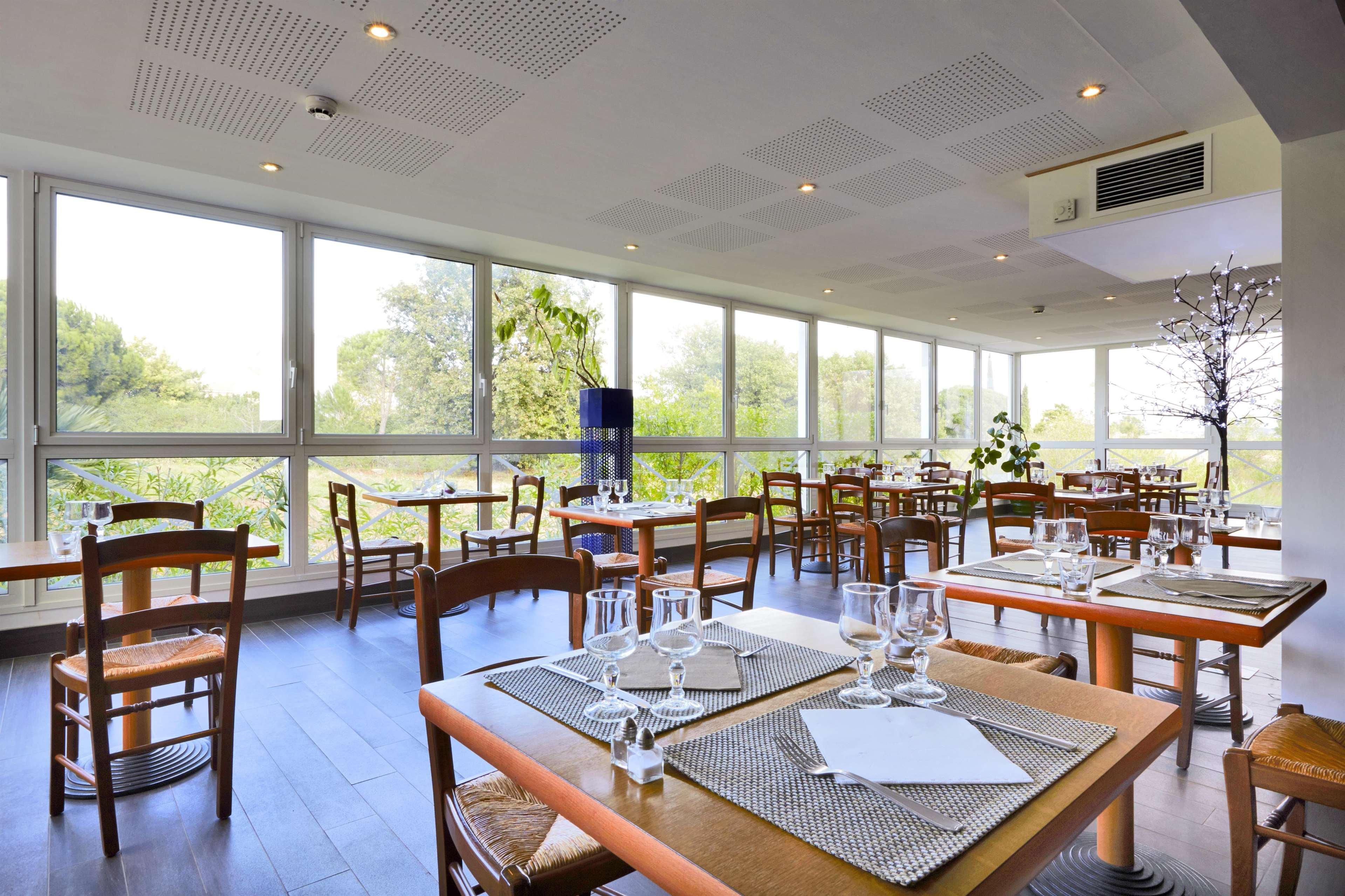 Hotel Restaurant Kyriad Fréjus Exteriér fotografie