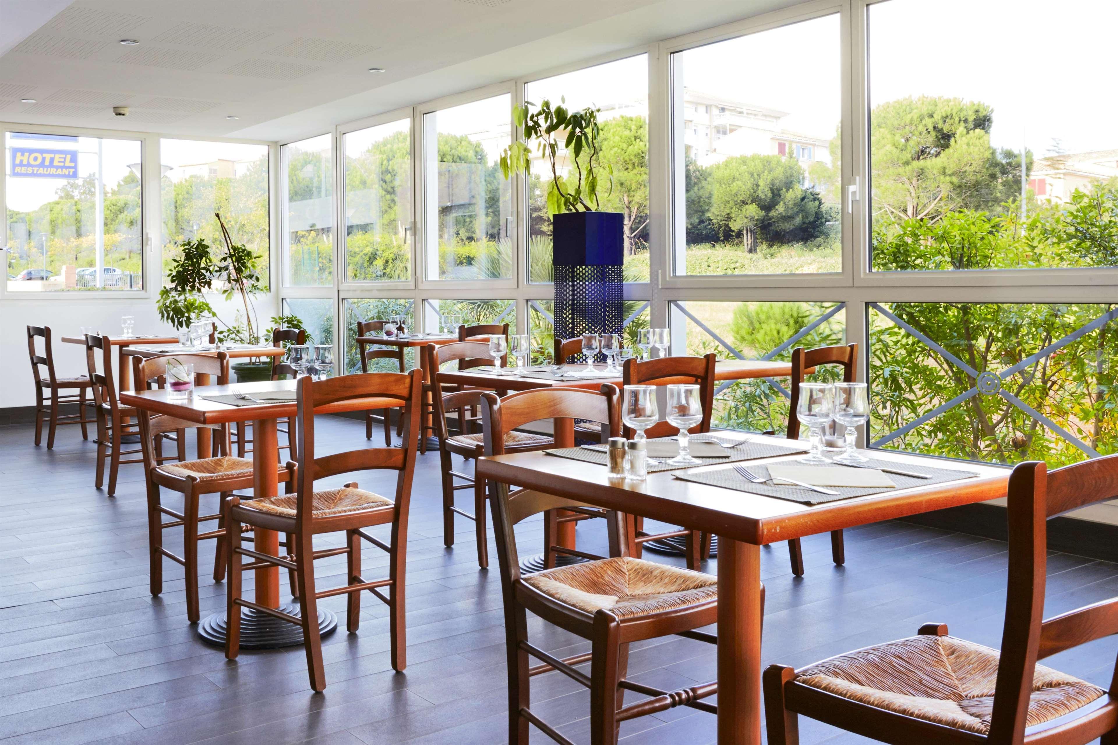 Hotel Restaurant Kyriad Fréjus Exteriér fotografie