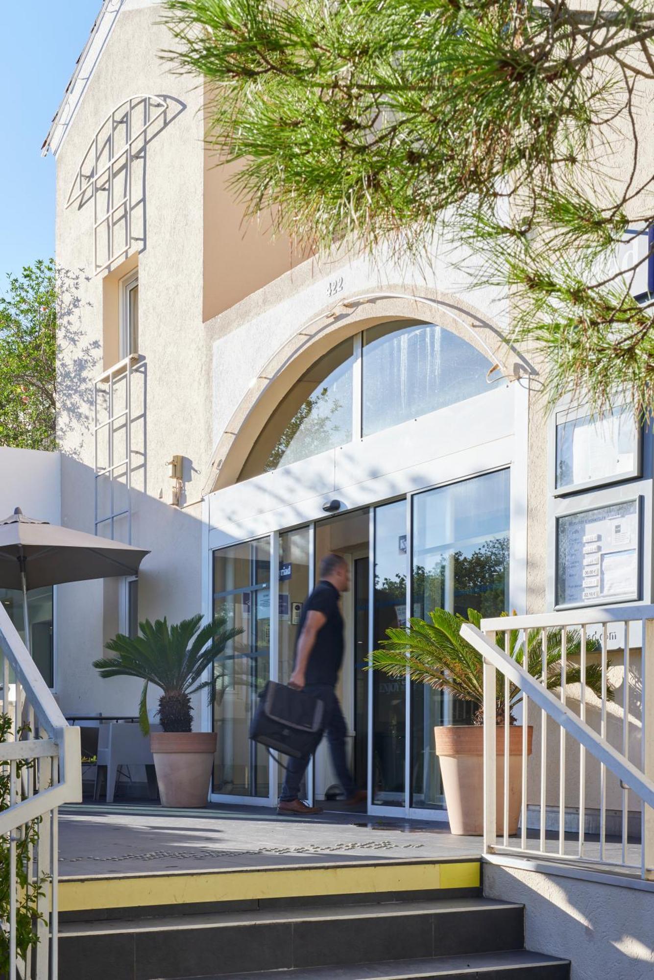 Hotel Restaurant Kyriad Fréjus Exteriér fotografie
